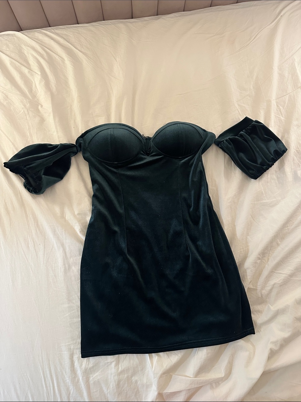 Emerald Green Off-Shoulder Velvet Mini Dress